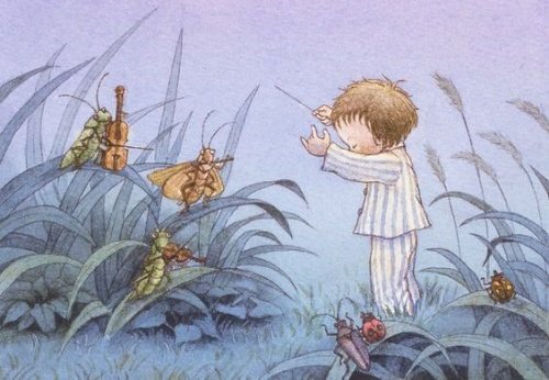 Dzieci budzą się w nocy - chłopiec w piżamie na polu