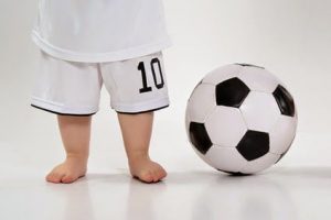 Dzieci chodzące boso - chłopiec i piłka nożna