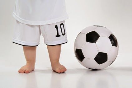 Dzieci chodzące boso - chłopiec i piłka nożna
