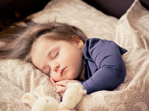 Najszczęśliwsze mamy kładą dzieci wcześnie spać