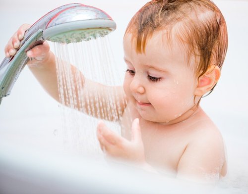 Dziecko bawi się w kąpieli prysznicem