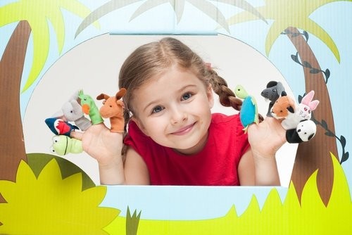 Dziewczynka z pacynkami na palcach