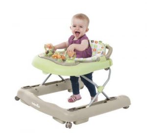 Dziewczynka w chodziku