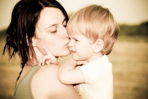 Mama całuje dziecko zamiast krzyczeć na dzieci
