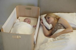Mama i dziecko w łóżeczku - pozycja do spania dla dzieci