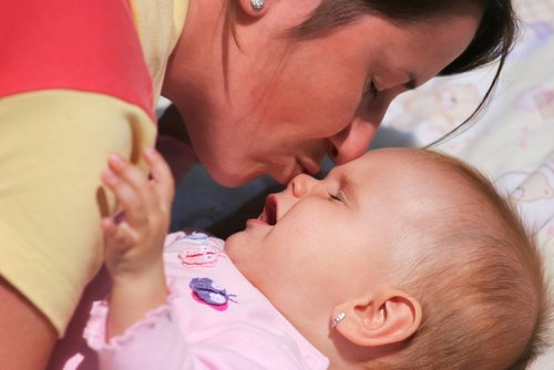 Mama czule całuje dziecko w nosek - kochaj mnie