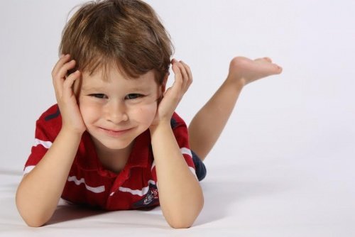 uśmiechnięty chłopiec