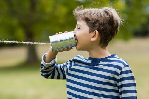 Chłopiec bawiący się sam na podwórku