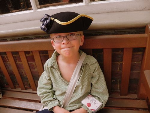 Chłopiec w kostiumie pirata