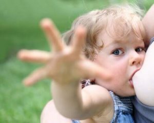 Długie karmienie piersią - czy jest szkodliwe dla kobiety?