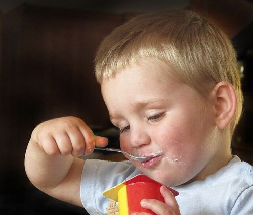 Zdrowe drugie śniadanie - dziecko je jogurt