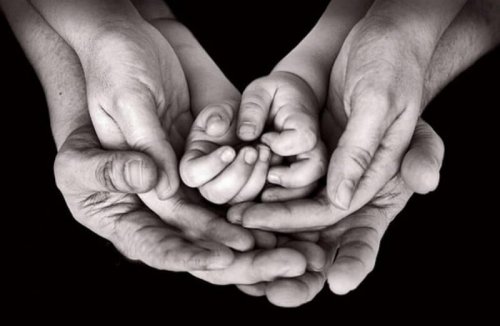 Dziadkowie, rodzice, i wnuki łączą dłonie