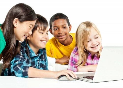 Dzieci przy laptopie