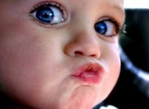 Dać całusa czy nie dać - dziecięce prawo do odmowy