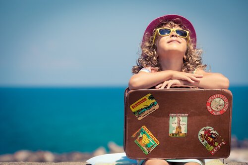 Dziecko na wakacjach z walizką