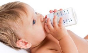 Woda dla dziecka poniżej 6. miesiąca życia - tak czy nie?