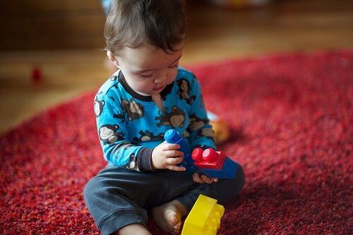 Dziecko na dywanie