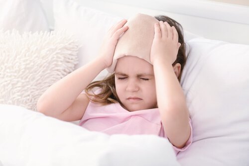 Uderzenie w głowę - dziecko trzymające kompres na głowie