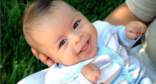 Dziecko trzymane na rękach