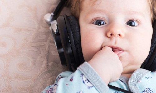 Dziecko w słuchawkach