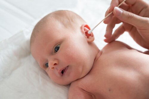 Jak czyścić uszy dziecka – praktyczne porady ułatwiające higienę