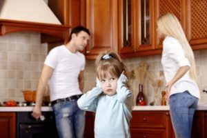 Zły nastrój rodziców wpływa na rozwój emocjonalny dziecka