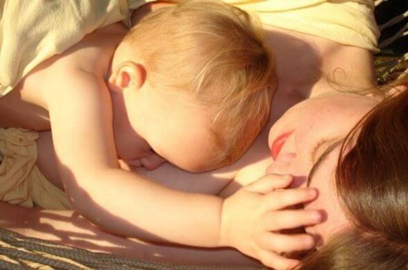 Dziecko śpiące z mamą