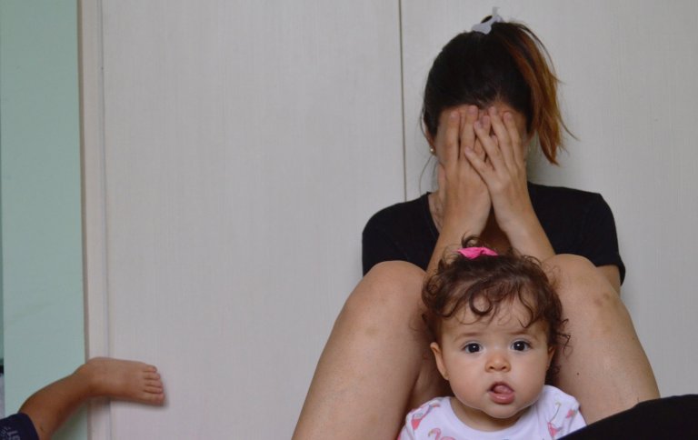 Zmęczona kobieta siedzi na podłodze