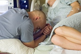 Kobieta na łóżku - początek porodu