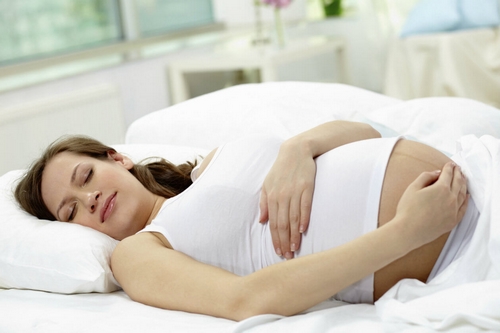Jak spać lepiej w trakcie ciąży - 13 praktycznych wskazówek
