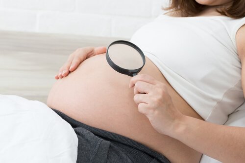 Kobieta w ciąży z lupą