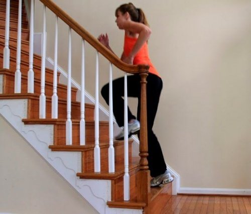 Kobieta wbiega po schodach