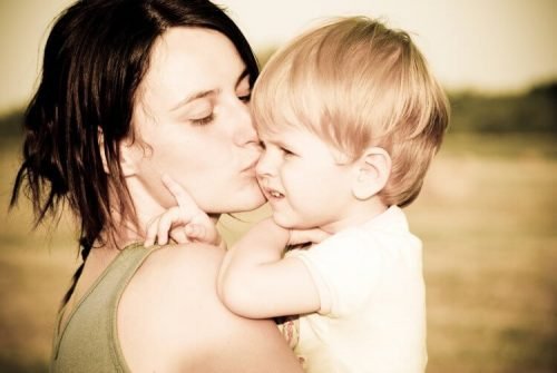 Mama całuje dziecko