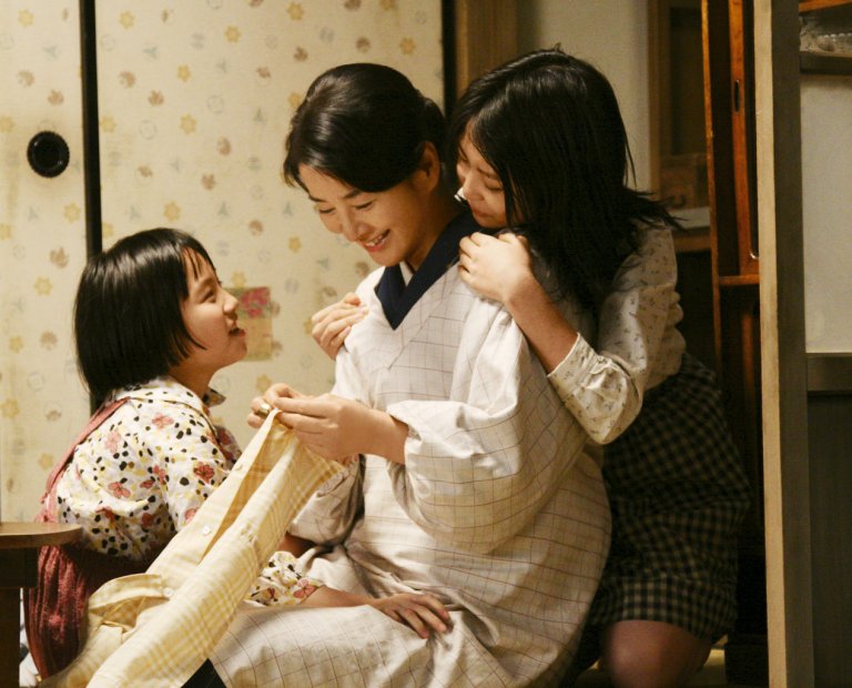 Mama, które chce nauczyć córkę cerowania