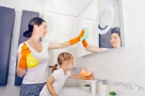 Mama z córką sprzątają dom