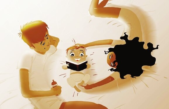 Mama i tata leżący na łóżku z dzieckiem trzymającym książkę