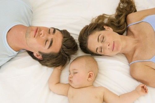 Mama i tata śpiący z dzieckiem