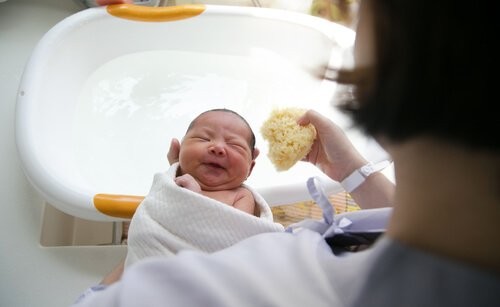 ciemieniucha mama myje głowę dziecku