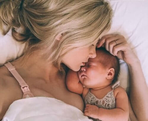 Mama śpi z dzieckiem w 4 miesiącu życia
