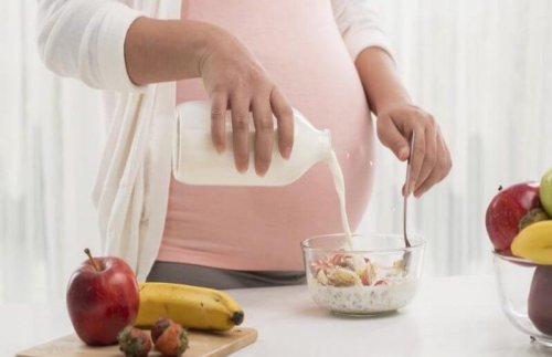 Mama w ciąży wlewająca mleko do płatków - czego nie należy robić w ciąży