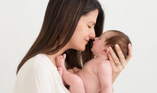 Mama z dzieckiem patrzą sobie w oczy