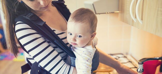 Mama z dzieckiem w nosidełku - ciało mamy to najlepsze schronienie dla dziecka