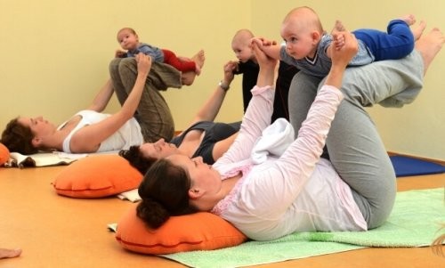 Mamy z dziećmi na zajęciach jogi