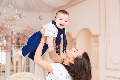 Mama podnosi dziecko na rękach