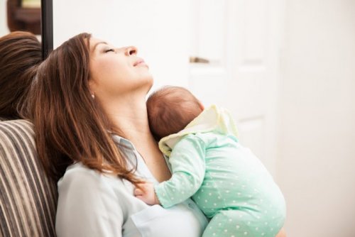 Matka śpiąca z dzieckiem na piersi