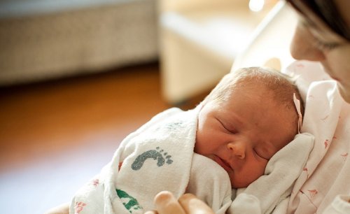 Matka trzyma dziecko