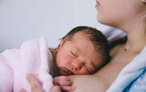 Krewni, nie trzymajcie noworodka jako pierwsi – to rola matki