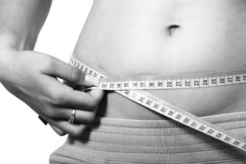 Kobieta mierzy centymetrem obwód brzucha