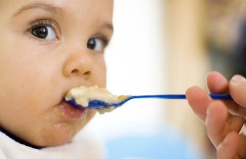 Pierwsze produkty spożywcze w diecie niemowlęcia
