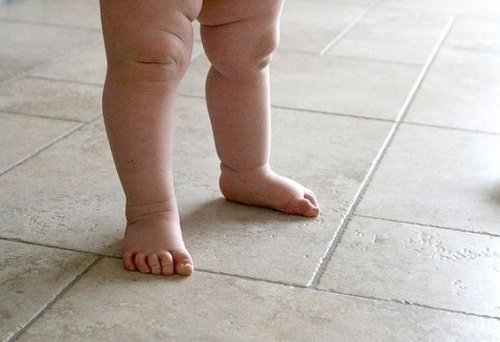 nogi niemowlaka